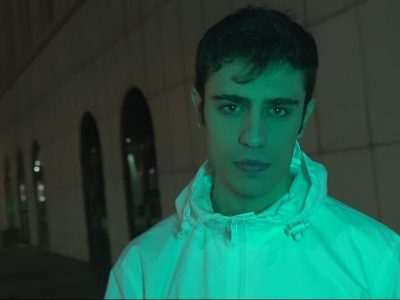 El cantante oriolano Otto sorprende con su single 'Luces de Neón'