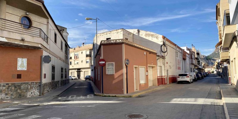 El Ayuntamiento de Orihuela avanza en las obras de reurbanización de varias calles de la pedanía de Desamparados, con la firma del acta de replanteo de unos trabajos que se iniciarán de forma inminente