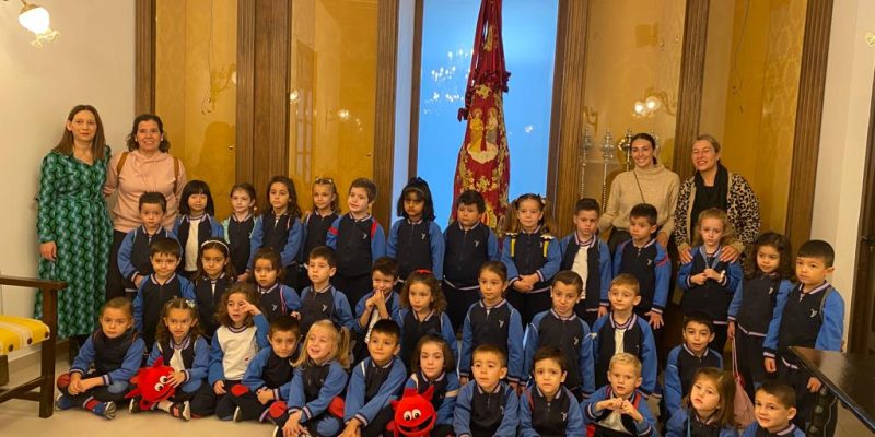 La alcaldesa de Orihuela recibe a alumnos del colegio Jesús María San Agustín