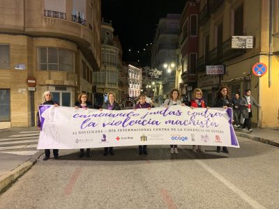 Orihuela celebró el viernes su marcha por la eliminación de la violencia contra las mujeres, desde la puerta del Ayuntamiento hasta la Glorieta Gabriel Miró, donde se recordó y nombró a cada una de las 38 mujeres asesinadas en España en 2022
