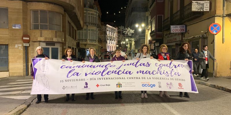 Orihuela celebró el viernes su marcha por la eliminación de la violencia contra las mujeres, desde la puerta del Ayuntamiento hasta la Glorieta Gabriel Miró, donde se recordó y nombró a cada una de las 38 mujeres asesinadas en España en 2022