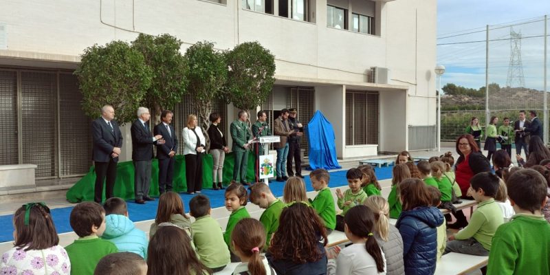 La directora general de la Guardia Civil presenta un cuento en el Colegio de Hurchillo