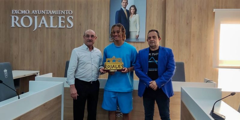 Rojales pone el nombre de Xavi Simons a su campo de fútbol