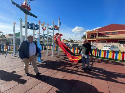 Orihuela renueva tres zonas de juegos infantiles en la costa