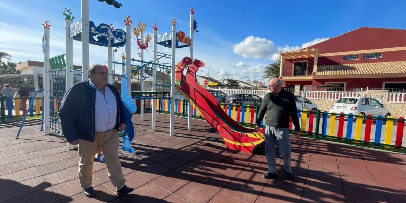 Orihuela renueva tres zonas de juegos infantiles en la costa