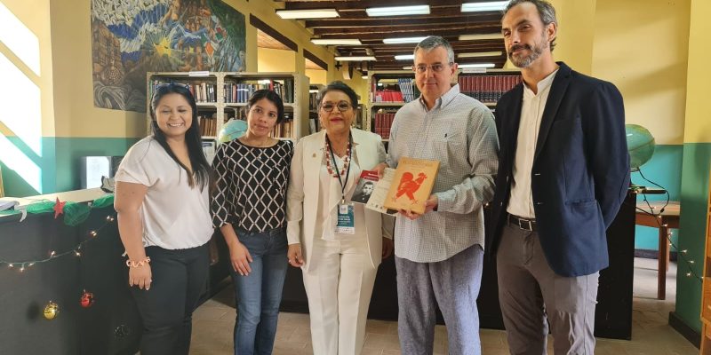 El director de la Fundación Miguel Hernández participa en la Feria del Libro de Honduras