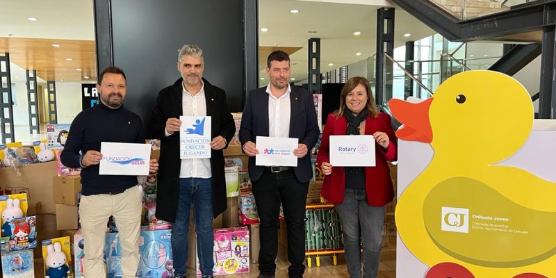 Orihuela recibe una donación de más de 500 juguetes del Rotary Club