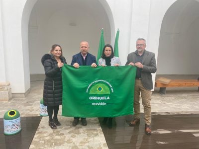 Orihuela ha recibido hoy la Bandera Verde de Ecovidrio, con la que se premia el activismo del municipio en relación a la recogida selectiva del vidrio y la sostenibilidad del sector hostelero en época estival, puesto que es cuando se produce la mayor circulación de envases de este material. La alcaldesa, Carolina Gracia, ha sido la encargada de recoger el galardón de manos de la directora territorial en Alicante de la Conselleria de Agricultura, Desarrollo Rural, Emergencia Climática y Transición Ecológica, Carmen Catalá, y con la presencia del concejal de Residuos Sólidos Urbanos y Limpieza Viaria, Guillermo Cánovas, y el gerente de zona de Ecovidrio, Roberto Fuentes. Así, Carolina Gracia ha recordado que “la recogida de vidrio se lleva impulsando desde hace muchos años en Orihuela” y ha subrayado la necesidad de “recuperar el vidrio, sobre todo en época estival”. “Siempre es un honor recibir premios, sobre todo si es la Bandera Verde”, ha considerado la alcaldesa, quien ha reconocido el esfuerzo de los servicios municipales y del sector hostelero del municipio para concienciar y trabajar en el reciclado del vidrio. “Este premio nos motiva para seguir separando residuos, hacer las ciudades más sostenibles y mantenernos en la lucha contra el cambio climático”, ha apuntado. Por su parte, la directora territorial ha recordado que esta es la tercera de edición de la campaña de Banderas Verdes de Ecovidrio, en la que han participado 140 municipios de toda España pertenecientes a cinco comunidades autónomas. Carmen Catalá ha resaltado la importancia de separar los residuos y la implicación de todos los ciudadanos en la consecución de los objetivos de las instituciones europeas en relación a que solo el diez por ciento de los residuos vayan a vertedero. Al mismo tiempo, ha recordado que, con el reciclaje del vidrio se evita también la extracción de materias primas de la naturaleza necesarias para la fabricación de este material. “Se trata del sencillo gesto de dejar el envase en el contenedor correspondiente”, ha dicho. Por su parte, Roberto Fuentes ha insistido en que la bandera verde concedida a Orihuela “premia el esfuerzo del Ayuntamiento en materia de reciclado de vidrio en periodo estival”. Así, se ha tenido en cuenta el incremento de las toneladas de vidrio recicladas en el municipio, la implicación de la hostelería mediante su adhesión a la campaña y la difusión de la información e imagen de la campaña de Banderas Verdes a la hora de conceder el galardón al municipio.