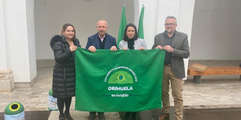 Orihuela ha recibido hoy la Bandera Verde de Ecovidrio, con la que se premia el activismo del municipio en relación a la recogida selectiva del vidrio y la sostenibilidad del sector hostelero en época estival, puesto que es cuando se produce la mayor circulación de envases de este material. La alcaldesa, Carolina Gracia, ha sido la encargada de recoger el galardón de manos de la directora territorial en Alicante de la Conselleria de Agricultura, Desarrollo Rural, Emergencia Climática y Transición Ecológica, Carmen Catalá, y con la presencia del concejal de Residuos Sólidos Urbanos y Limpieza Viaria, Guillermo Cánovas, y el gerente de zona de Ecovidrio, Roberto Fuentes. Así, Carolina Gracia ha recordado que “la recogida de vidrio se lleva impulsando desde hace muchos años en Orihuela” y ha subrayado la necesidad de “recuperar el vidrio, sobre todo en época estival”. “Siempre es un honor recibir premios, sobre todo si es la Bandera Verde”, ha considerado la alcaldesa, quien ha reconocido el esfuerzo de los servicios municipales y del sector hostelero del municipio para concienciar y trabajar en el reciclado del vidrio. “Este premio nos motiva para seguir separando residuos, hacer las ciudades más sostenibles y mantenernos en la lucha contra el cambio climático”, ha apuntado. Por su parte, la directora territorial ha recordado que esta es la tercera de edición de la campaña de Banderas Verdes de Ecovidrio, en la que han participado 140 municipios de toda España pertenecientes a cinco comunidades autónomas. Carmen Catalá ha resaltado la importancia de separar los residuos y la implicación de todos los ciudadanos en la consecución de los objetivos de las instituciones europeas en relación a que solo el diez por ciento de los residuos vayan a vertedero. Al mismo tiempo, ha recordado que, con el reciclaje del vidrio se evita también la extracción de materias primas de la naturaleza necesarias para la fabricación de este material. “Se trata del sencillo gesto de dejar el envase en el contenedor correspondiente”, ha dicho. Por su parte, Roberto Fuentes ha insistido en que la bandera verde concedida a Orihuela “premia el esfuerzo del Ayuntamiento en materia de reciclado de vidrio en periodo estival”. Así, se ha tenido en cuenta el incremento de las toneladas de vidrio recicladas en el municipio, la implicación de la hostelería mediante su adhesión a la campaña y la difusión de la información e imagen de la campaña de Banderas Verdes a la hora de conceder el galardón al municipio.