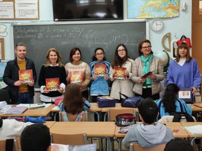Orihuela entrega el cuento 'La estrella de Olivia' a la ganadora del concurso 'Cuento de Navidad'