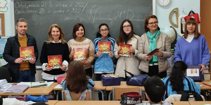 Orihuela entrega el cuento 'La estrella de Olivia' a la ganadora del concurso 'Cuento de Navidad'