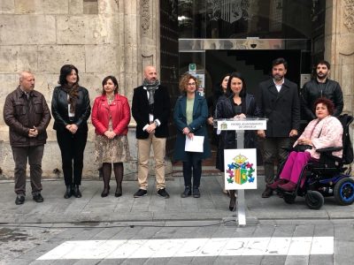 Representantes municipales y del movimiento social de la discapacidad de Orihuela han participado en la lectura del Manifiesto por el día Internacional y Europeo de las Personas con Discapacidad que se ha llevado a cabo durante una concentración ante el Ayuntamiento