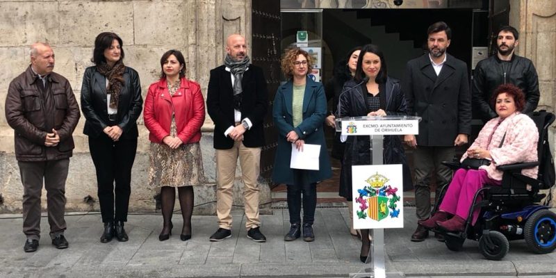 Representantes municipales y del movimiento social de la discapacidad de Orihuela han participado en la lectura del Manifiesto por el día Internacional y Europeo de las Personas con Discapacidad que se ha llevado a cabo durante una concentración ante el Ayuntamiento