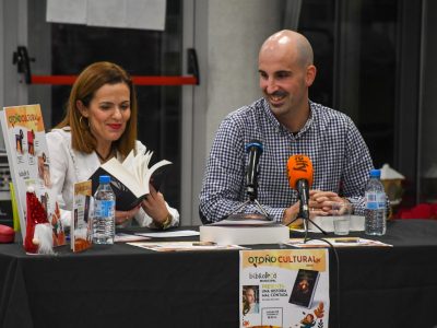 El escritor Carlos Ruiz presentó en Benejúzar su novela 'Una historia mal contada'