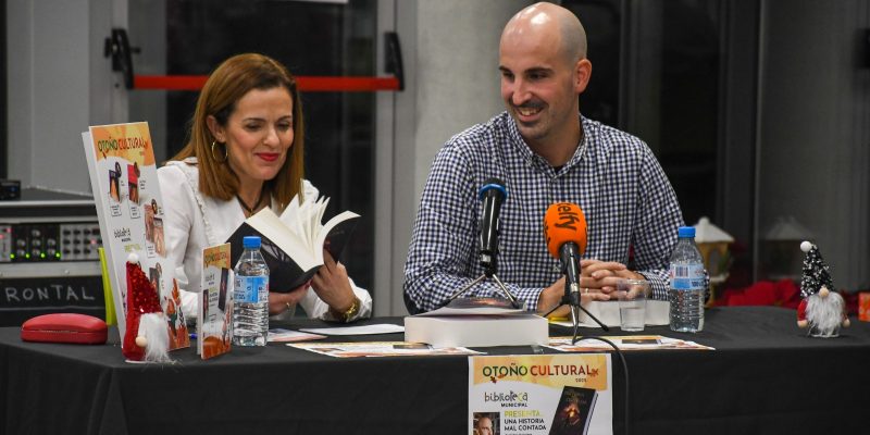 El escritor Carlos Ruiz presentó en Benejúzar su novela 'Una historia mal contada'