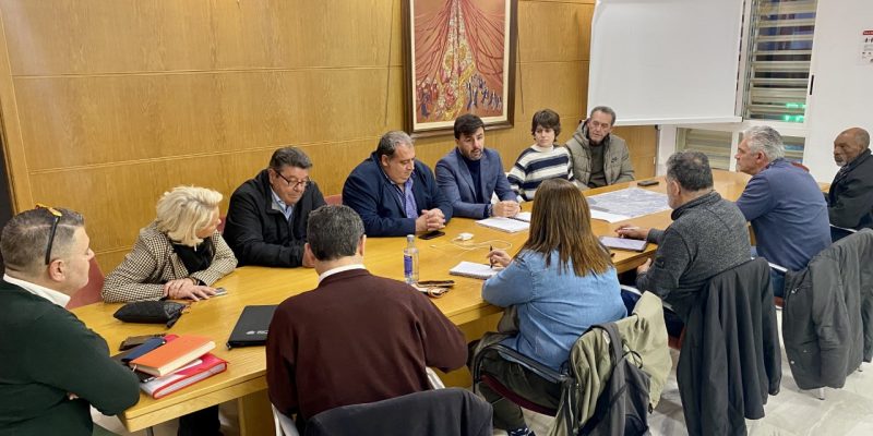 Orihuela informa a sus vecinos de la costa sobre el contrato de zonas verdes