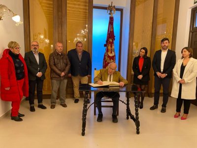 El Premio Nobel Roald Hoffmann visita Orihuela y firma en su Libro de Honores