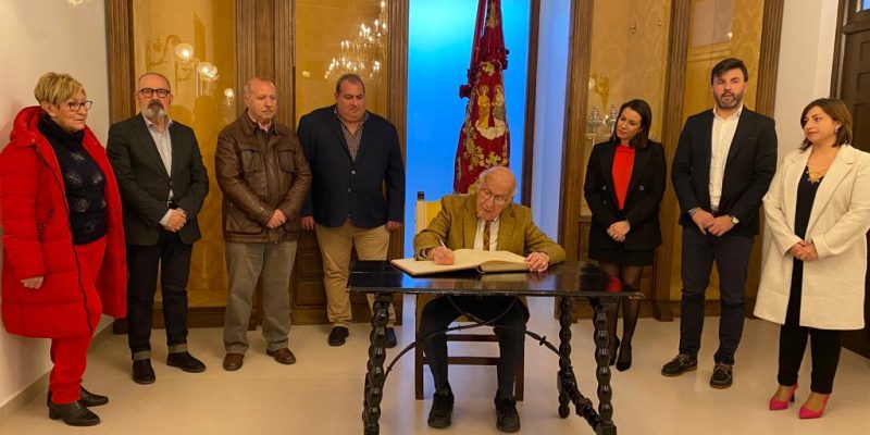 El Premio Nobel Roald Hoffmann visita Orihuela y firma en su Libro de Honores