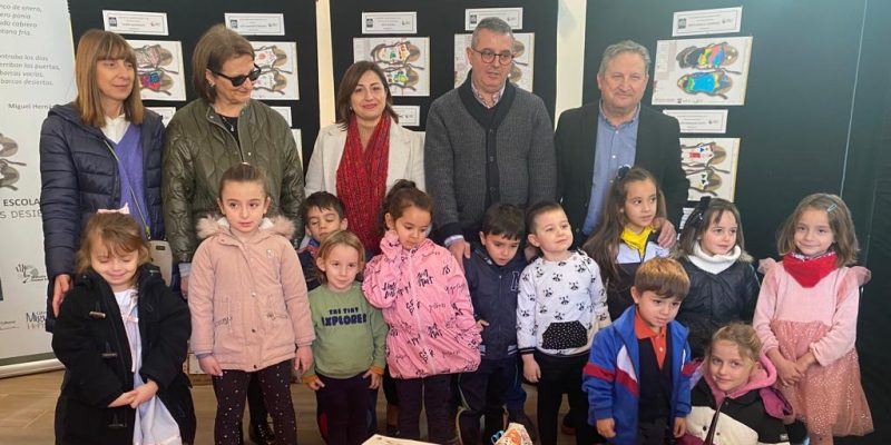 Orihuela entrega los premios del certamen escolar 'Las abarcas desiertas'