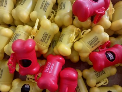 Orihuela entregó dispensadores de bolsas para perros en San Antón