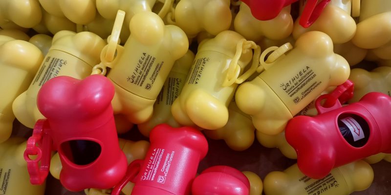 Orihuela entregó dispensadores de bolsas para perros en San Antón