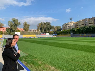 Una empresa especializada mantendrá el césped de Los Arcos en Orihuela