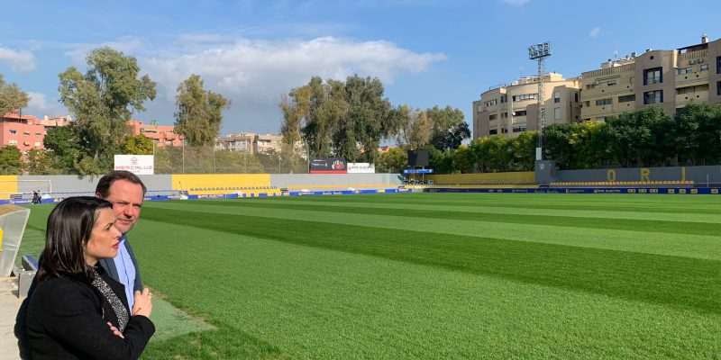 Una empresa especializada mantendrá el césped de Los Arcos en Orihuela