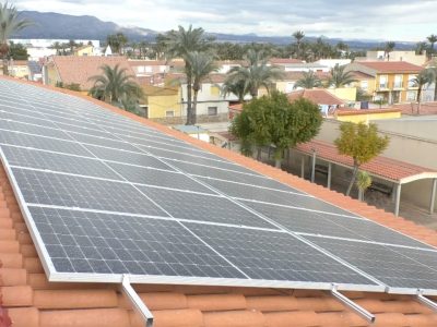 El Ayuntamiento de San Isidro instala placas solares en la Casa Consistorial