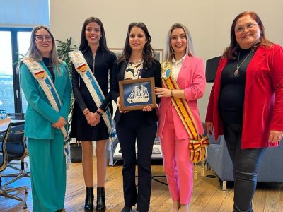 La delegada de Cultura de Madrid recibe a la Corte Salinera de Torrevieja
