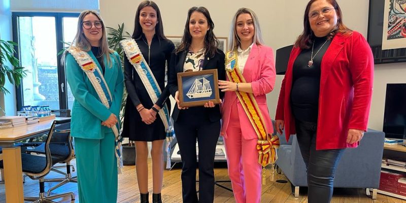 La delegada de Cultura de Madrid recibe a la Corte Salinera de Torrevieja