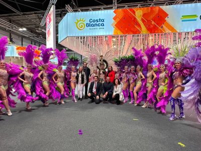 La comparsa 'La Sal de Torrevieja' muestra en Fitur la calidad del carnaval torrevejense
