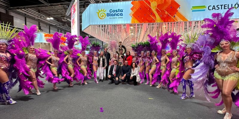 La comparsa 'La Sal de Torrevieja' muestra en Fitur la calidad del carnaval torrevejense