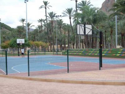 Orihuela suspende la actividad en zonas deportivas y parques infantiles por el viento