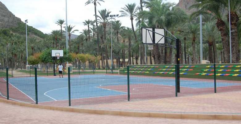 Orihuela suspende la actividad en zonas deportivas y parques infantiles por el viento