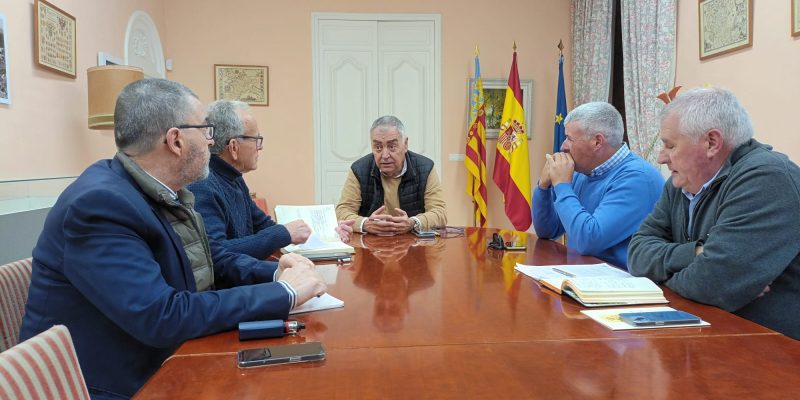 El Vega Renhace del Consell mantiene una reunión con el juez de aguas de Orihuela