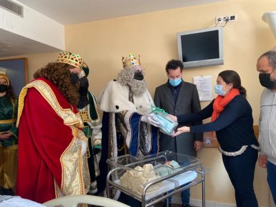 Los Reyes Magos visitan a los pacientes del Hospital Vega Baja