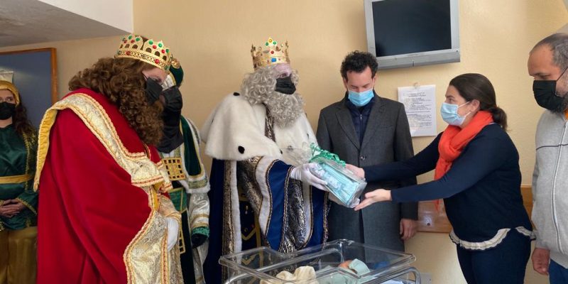 Los Reyes Magos visitan a los pacientes del Hospital Vega Baja