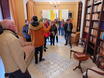 El palacio Marqués de Rafal, en Orihuela, y sede de presidencia de la Generalitat Valenciana en la Vega Baja ha recibido en los primeros tres meses de puertas abiertas al público la visita de 776 personas. La primera visita guiada se celebró con motivo del día de la Comunidad Valenciana, el pasado 9 de octubre, y estuvo a cargo del historiador Javier Sánchez Portas. Con el anuncio de la adquisición de este inmueble, en verano de 2022, y antes de que se anunciara la programación de puertas abiertas, fueron muchos los vecinos y vecinas de Orihuela que mostraron su interés por visitar este histórico edificio. Con el traslado de la oficina del Plan Vega Renhace al palacio Marqués de Rafal se puso en marcha las visitas guiadas con la colaboración del Ayuntamiento de Orihuela y su concejalía de Turismo. En julio, en la primera visita del president de la Generalitat Valenciana, Ximo Puig, para anunciar la adquisición del inmueble, remarcó que estas nuevas instalaciones se convertirían en un espacio para la ciudadanía de la Vega Baja. De ahí que se pusiera en marcha las jornadas de puertas abiertas. La primera se celebró el 9 de octubre. En el primer mes se registraron 196 visitantes y en noviembre 244. Dado el volumen de solicitudes, se ampliaron los turnos de visitas, añadiendo a los martes y jueves, los sábados y festivos, con Hara Gestión Cultural. De este modo, y coincidiendo con fechas clave de turismo como fue el puente de la Constitución y las fechas navideñas, desde el 1 de diciembre y hasta el 7 de enero, 336 personas visitaron los principales espacios de este histórico inmueble. El interés por visitar el palacio Marqués de Rafal traspasó el término municipal de Orihuela, y visitantes de distintos municipios de la comarca, de la provincia e incluso de fuera de ella asistieron a las visitas guiadas programadas. Ante el éxito del volumen de visitas guiadas, el director del Plan Vega Renhace resalta que “nos ha llenado de satisfacción comprobar que esa demanda que existía se haya ofrecido y desde luego nos anima para seguir buscando soluciones para que el Palacio Marqués de Rafal siga siendo visitable y patrimonio de toda la comarca”. Además de las visitas guiadas, en Navidad, la Generalitat Valenciana programó tres conciertos. Uno en la plaza Ramón Sijé, a las puertas del palacio, y dos en el patio del inmueble. Los tres conciertos, gratuitos, tuvieron un gran éxito al contar con gran afluencia de público. El palacio Marqués de Rafal La Generalitat Valenciana adquirió el palacio Marqués de Rafal por 2,4 millones de euros. Esta inversión cumplió dos propósitos. Por un lado, la apuesta por el patrimonio histórico de una ciudad clave como es Orihuela y por otro lado, por la recuperación del archivo histórico del marquesado. Esa documentación, que se remonta a varios siglos atrás de enorme valor pues recoge la configuración y la historia de parte de varios municipios de la Vega Baja. De esta forma se apostaba por la recuperación de tanto de patrimonio histórico material como inmaterial. Además se establecía otro hito, como ha sido la de fijar una sede de presidencia de la Generalitat Valenciana en la Vega Baja, la cuarta y única ubicación fuera de las tres capitales de provincia. De esta forma, la Vega Baja cuenta con un enclave de la Generalitat como centro de toma de decisiones. Muestra de ello fue la celebración del pleno del Consell en uno de los salones del palacio en octubre del pasado año.