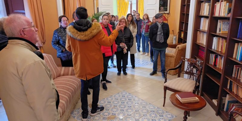 El palacio Marqués de Rafal, en Orihuela, y sede de presidencia de la Generalitat Valenciana en la Vega Baja ha recibido en los primeros tres meses de puertas abiertas al público la visita de 776 personas. La primera visita guiada se celebró con motivo del día de la Comunidad Valenciana, el pasado 9 de octubre, y estuvo a cargo del historiador Javier Sánchez Portas. Con el anuncio de la adquisición de este inmueble, en verano de 2022, y antes de que se anunciara la programación de puertas abiertas, fueron muchos los vecinos y vecinas de Orihuela que mostraron su interés por visitar este histórico edificio. Con el traslado de la oficina del Plan Vega Renhace al palacio Marqués de Rafal se puso en marcha las visitas guiadas con la colaboración del Ayuntamiento de Orihuela y su concejalía de Turismo. En julio, en la primera visita del president de la Generalitat Valenciana, Ximo Puig, para anunciar la adquisición del inmueble, remarcó que estas nuevas instalaciones se convertirían en un espacio para la ciudadanía de la Vega Baja. De ahí que se pusiera en marcha las jornadas de puertas abiertas. La primera se celebró el 9 de octubre. En el primer mes se registraron 196 visitantes y en noviembre 244. Dado el volumen de solicitudes, se ampliaron los turnos de visitas, añadiendo a los martes y jueves, los sábados y festivos, con Hara Gestión Cultural. De este modo, y coincidiendo con fechas clave de turismo como fue el puente de la Constitución y las fechas navideñas, desde el 1 de diciembre y hasta el 7 de enero, 336 personas visitaron los principales espacios de este histórico inmueble. El interés por visitar el palacio Marqués de Rafal traspasó el término municipal de Orihuela, y visitantes de distintos municipios de la comarca, de la provincia e incluso de fuera de ella asistieron a las visitas guiadas programadas. Ante el éxito del volumen de visitas guiadas, el director del Plan Vega Renhace resalta que “nos ha llenado de satisfacción comprobar que esa demanda que existía se haya ofrecido y desde luego nos anima para seguir buscando soluciones para que el Palacio Marqués de Rafal siga siendo visitable y patrimonio de toda la comarca”. Además de las visitas guiadas, en Navidad, la Generalitat Valenciana programó tres conciertos. Uno en la plaza Ramón Sijé, a las puertas del palacio, y dos en el patio del inmueble. Los tres conciertos, gratuitos, tuvieron un gran éxito al contar con gran afluencia de público. El palacio Marqués de Rafal La Generalitat Valenciana adquirió el palacio Marqués de Rafal por 2,4 millones de euros. Esta inversión cumplió dos propósitos. Por un lado, la apuesta por el patrimonio histórico de una ciudad clave como es Orihuela y por otro lado, por la recuperación del archivo histórico del marquesado. Esa documentación, que se remonta a varios siglos atrás de enorme valor pues recoge la configuración y la historia de parte de varios municipios de la Vega Baja. De esta forma se apostaba por la recuperación de tanto de patrimonio histórico material como inmaterial. Además se establecía otro hito, como ha sido la de fijar una sede de presidencia de la Generalitat Valenciana en la Vega Baja, la cuarta y única ubicación fuera de las tres capitales de provincia. De esta forma, la Vega Baja cuenta con un enclave de la Generalitat como centro de toma de decisiones. Muestra de ello fue la celebración del pleno del Consell en uno de los salones del palacio en octubre del pasado año.