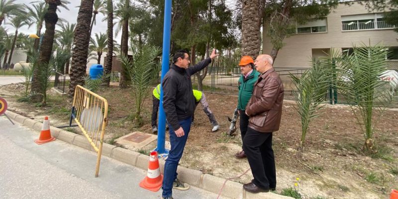 Orihuela repara el sistema de iluminación en el Palmeral