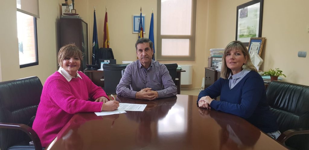 Los Montesinos firma un convenio de trabajo con el CEE ADIS