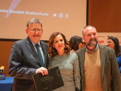 Benejúzar obsequia a Ximo Puig con el Libro de Prestigio de las Fiestas del Pilar