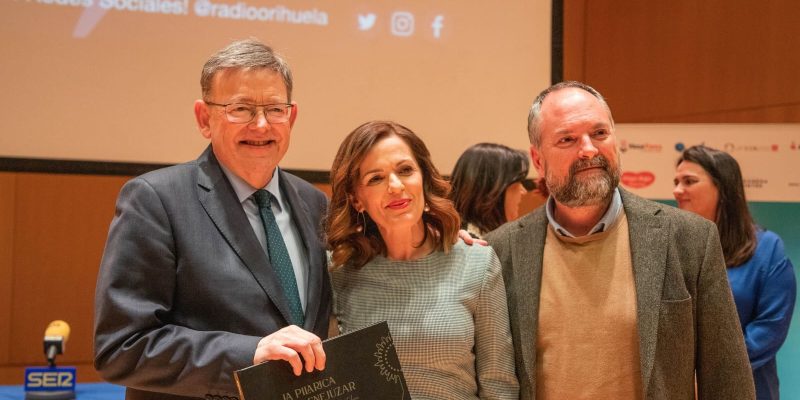 Benejúzar obsequia a Ximo Puig con el Libro de Prestigio de las Fiestas del Pilar