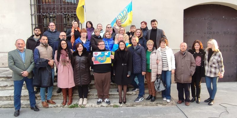 Orihuela da lectura a un manifiesto por el primer año de la guerra de Ucrania