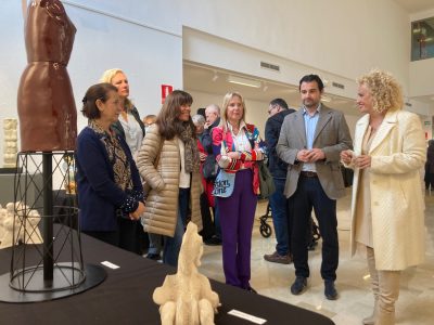 Torrevieja inaugura una exposición de cerámica con piezas hechas a mano
