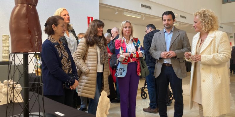 Torrevieja inaugura una exposición de cerámica con piezas hechas a mano