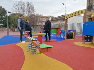 Rafal renueva la zona de juegos infantiles del parque Los Labraores