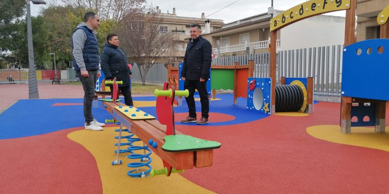 Rafal renueva la zona de juegos infantiles del parque Los Labraores