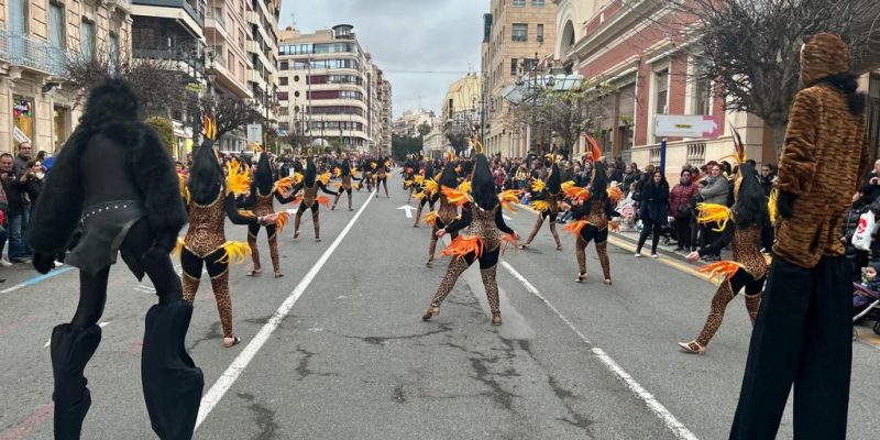 Orihuela celebra su primer desfile de carnaval con música, color y baile