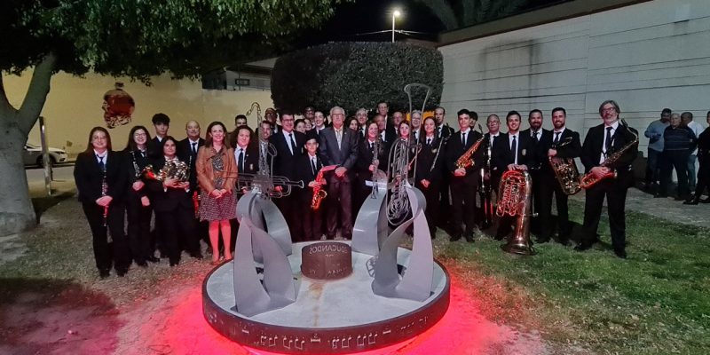 Benejúzar finaliza la escultura en homenaje a los músicos del municipio